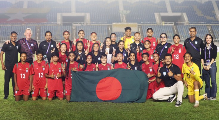 নারী ফুটবল দলকে অর্ধকোটি টাকা পুরস্কার ঘোষণা ক্রীড়া উপদেষ্টার